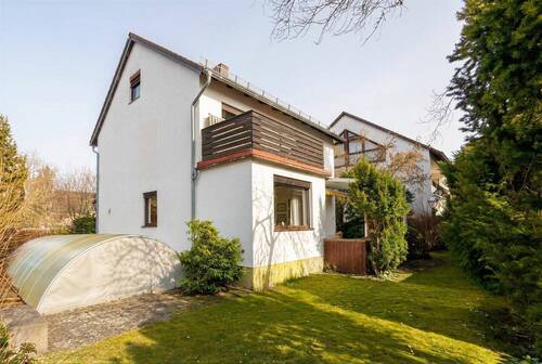 großer Gartenbereich mit Swimmingpool - 