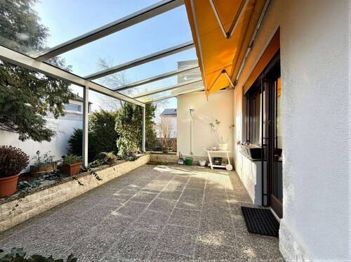 sonnige überdachte Terrasse - 
