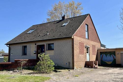 Wohnhaus mit Garage - Einfamilienhaus in zentraler Lage von Wehrbleck