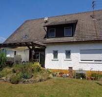 Bestlage Bettingen: Gepflegtes Zweifamilienhaus mit Garagen und herrlichem Grundstück - Wertheim-Bettingen