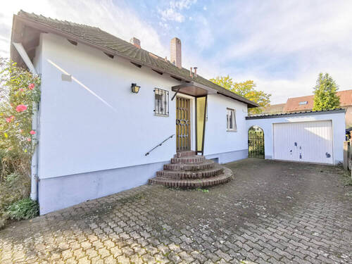 Hauseingang und Garage - Einfamilienhaus mit 109,40 m² in Schwabach zum Kaufen