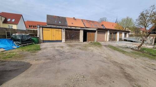 2 Garagen und Durchgang zum Ga - 