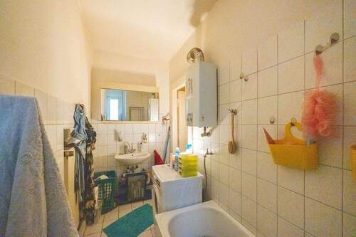 Wohnung 2. OG: Tageslichtbad, hier noch mit Gas-Durchlauferhitzer - 