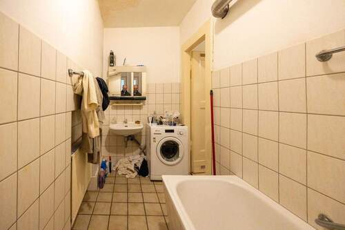 Wohnung 3. OG: Tageslichtbad mit Stellplatz für eine Waschmaschine - 