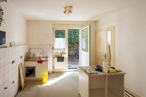 1. OG: Küche mit Zugang Terrasse - 