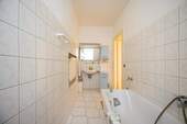 1. OG: Tageslichtbad mit Badewanne - 