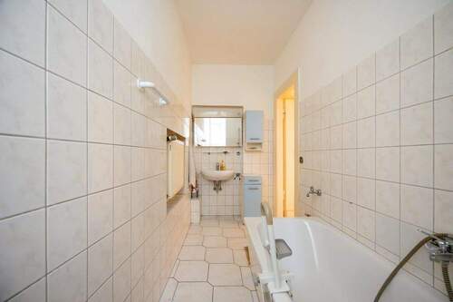 1. OG: Tageslichtbad mit Badewanne - 