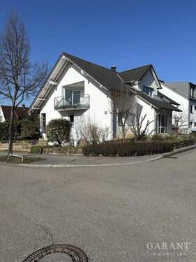 Aussenansicht mit Balkon - Wunderschöne Dachgeschoss-Wohnung im 1. OG