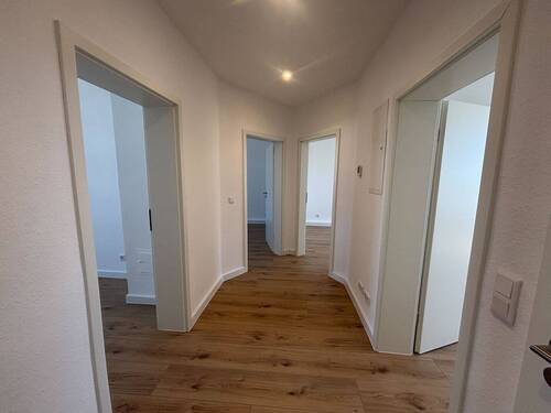 Flur - Etagenwohnung mit 77,70 m&sup2; in Hanau zur Miete