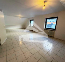 Wohnen mit Weitblick: Charmante Dachgeschosswohnung mit Balkon in Kenn