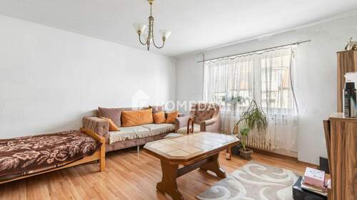 Wohnzimmer 2 - Dreizimmerwohnung mit Loggia in gewachsener Lage