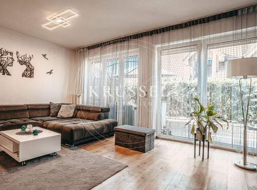 Der großzügige Wohnbereich mit Zugang zur Terrasse - 