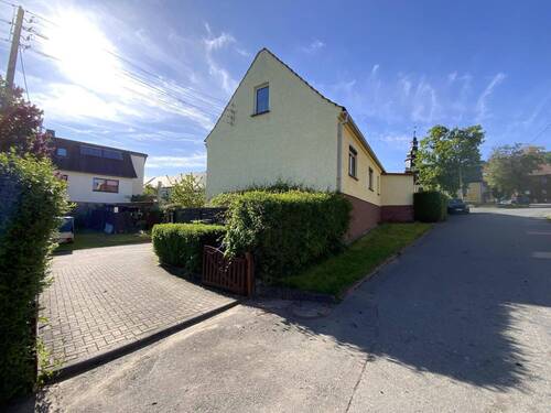 Seitenansicht + Zufahrt - 8 Zimmer Einfamilienhaus in Krölpa