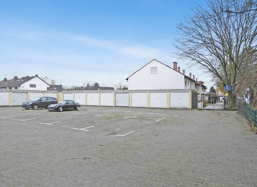 Garagen und Parkplatz - 