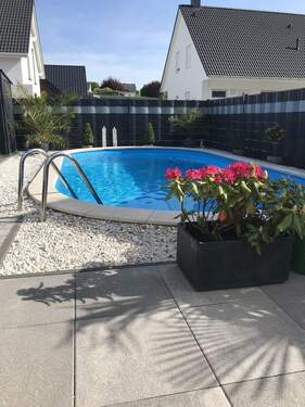 Bild 1 - Einfamilienhaus mit Pool - 1.250,00 EUR Kaltmiete, ca.  110,00 m² Wohnfläche