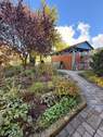 Garten mit Carport und Geräteschuppen - 