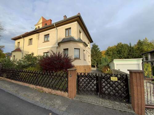 Vorderansicht mit Zufahrt - 5 Zimmer Doppelhaushälfte zum Kaufen in Saalfeld