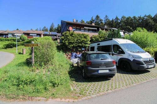 Parkplatz mit Blick auf Haus - 