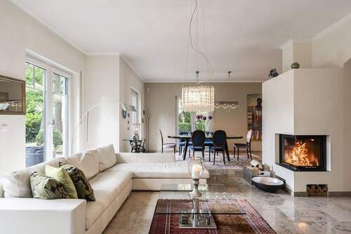 Wohnbereich mit Kamin - 6 Zimmer Einfamilienhaus in Kleinmachnow