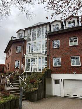 Gebäudefront, Eingang - Komfortabel wohnen in Hamburg-Sasel: 3,5 Zimmer, 117 m², Aufzug & 2 TG-Plätze