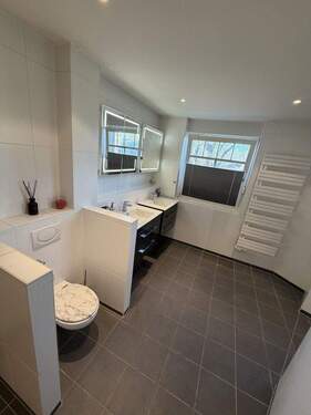 Hauptbadezimmer front - Etagenwohnung mit 117,00 m&sup2; in Hamburg zum Kaufen