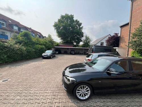 Hofansicht mit Carport - 