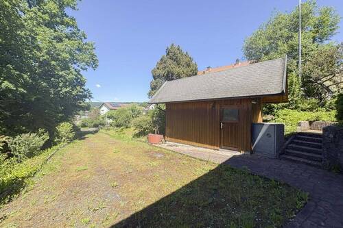 Grundstücksübersicht Haus mit Schuppen - 