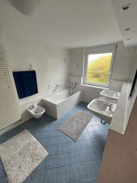 Bad OG zum Fenster hin - 