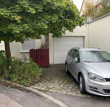 Auto auf Stellplatz - 