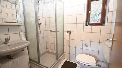 + zusätzliches Duschbad - 