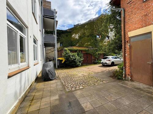 F-15-Innenhof_und_Parkplätze - 