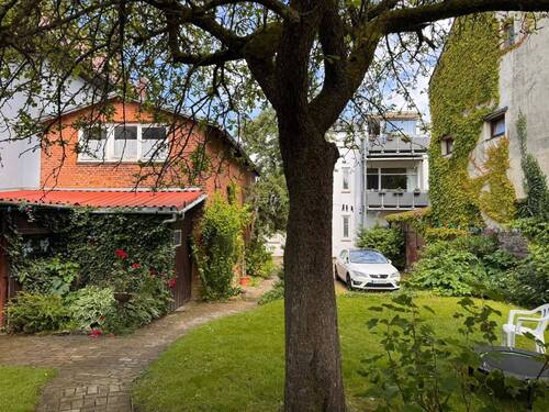 F-16-Rasenfläche_und_Nebengebäude - 