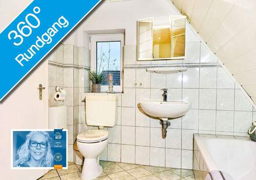 Bad mit Wanne, Dusche und 2 Fenstern - 