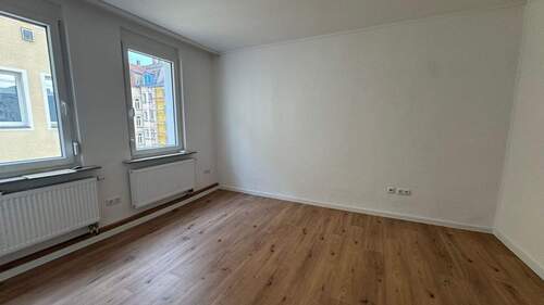 Wohnzimmer.jpeg - St. Peter ! 2-Zi.-Altbau-Whg., 39 m², Laminat, ohne Balkon, im 2.OG ohne Aufzug