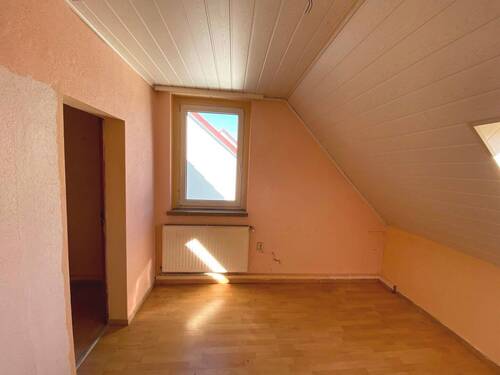 OG: Schlafzimmer 1 mit angrenzendem Zimmer - 