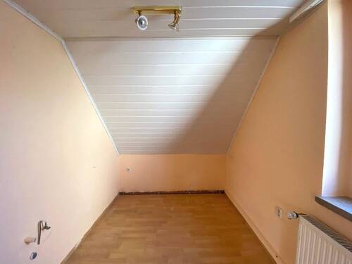 OG: angrenzendes Zimmer oder Ankleide - 