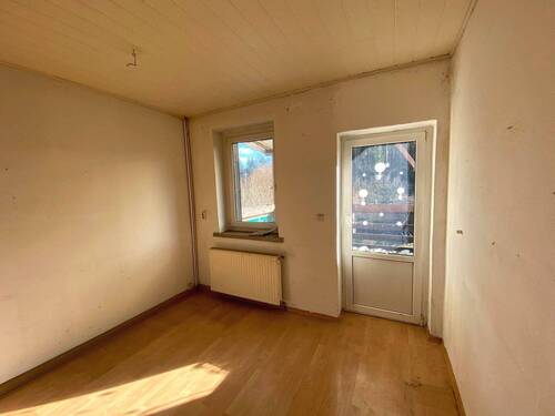EG: Esszimmer mit Blick zum Balkon - 