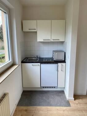 Küche mit Einbauküche - Etagenwohnung mit 28,30 m&sup2; in Salzatal zur Miete