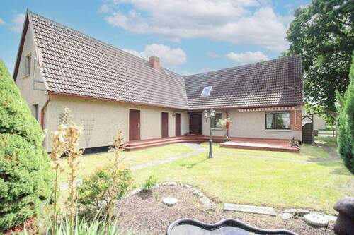 Hausansicht - Sofort wohlfühlen: 6-Zi.-EFH mit Garten, Garage und 2 Carportstellplätzen in Fuhlendorf