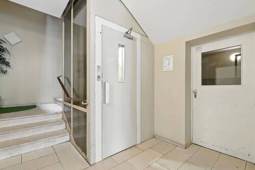 Treppenhaus mit Aufzug - Etagenwohnung mit 49,00 m&sup2; in Baden-Baden zum Kaufen