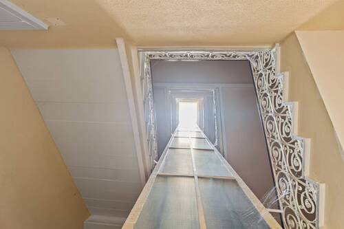Treppenhaus mit Fahrstuhl - 
