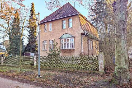 Straßenansicht - Zweifamilienhaus mit großem Grundstück im Berliner Speckgürtel - leerstehende Übergabe