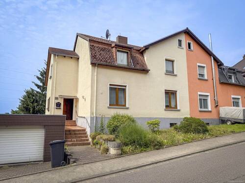 Front - Gemütliche Doppelhaushälfte in zentraler Lage von Püttlingen
