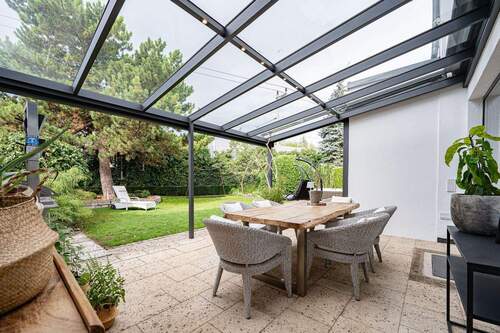 großzügig überdachte Terrasse - Mehrfamilienhaus, Wohnhaus mit 220,00 m&sup2; in München zum Kaufen