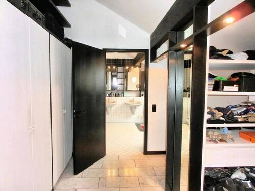 Ankleide Blick ins Bad - 