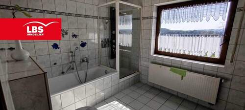 Bad mit Wanne und Dusche EG - 
