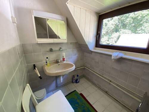 Badezimmer mit Wanne und Waschbecken - 