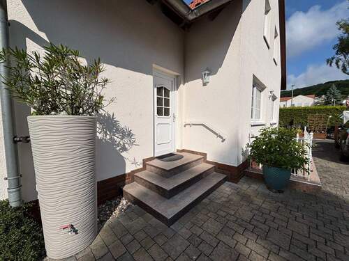 Haus_Seiteneingang früher Büro - Einfamilienhaus mit 258,80 m² in Sassnitz zum Kaufen