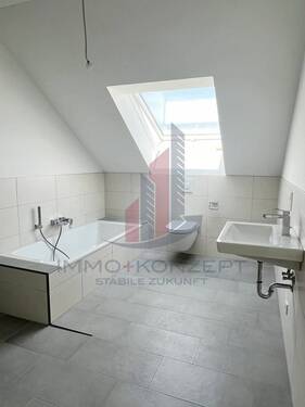 Das Tageslichtbadezimmer mit Badewanne - 