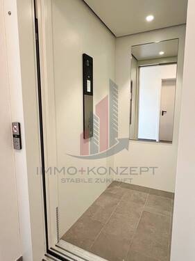 und der moderne Fahrstuhl von KONE - 